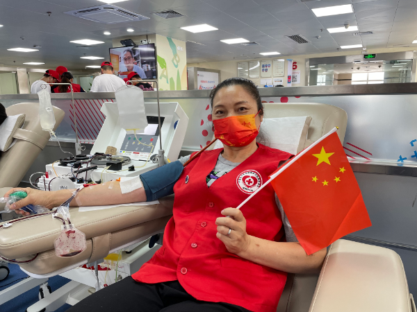 如果信念有颜色，那一定是中国红！陈凤兰——深圳市血液中心义工。给陈女士拍照的时候，她很不好意思，她说，如果说起做义工，我会很骄傲，我已经做了3年义工，累计1200个小时。但要说到无偿献血，我有些惭愧，我是在血液中心做义工后，因为了解，才开始真正接纳并正式成为一名固定的无偿献血者。借此举国欢庆的大日子，我想用实际行动，呼吁身边的亲朋好友们加入无偿献血行列中来，与我一起，用捐献热血的方式，共为我们的祖国献礼致敬！.jpg