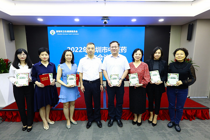 赠书合影1.jpg