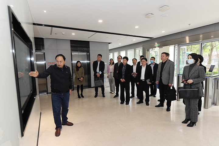 新疆维吾尔自治区卫生健康委领导专家到访市疾控中心参观调研2.jpg