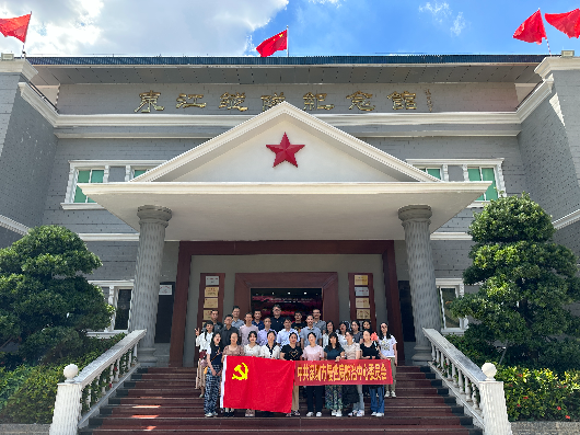 参观深圳东江纵队纪念馆.jpg