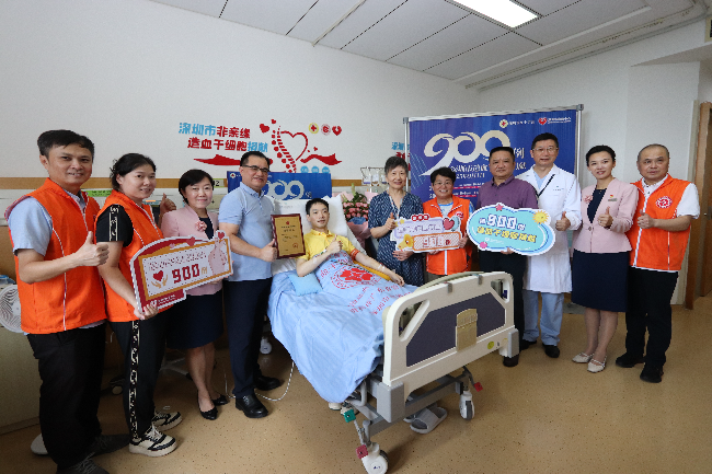 深圳市红十字会、深圳市血液中心、志愿者与王梓宁合照.JPG