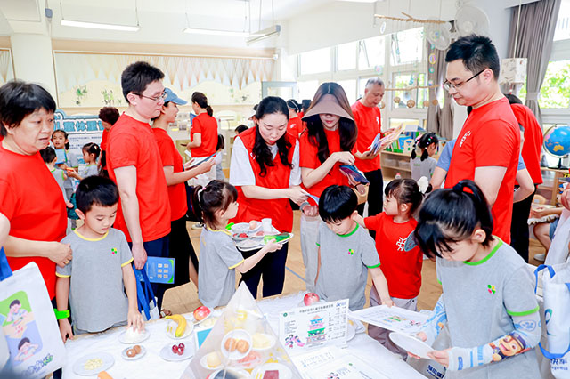 健康体重集市:健康深圳志愿服务医务人员指导小朋友学习搭配健康餐盘.jpg